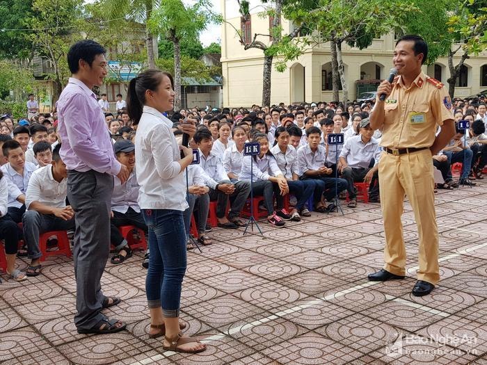 Hơn 1.500 cán bộ, giáo viên và học sinh Trường THPT Diễn Châu 2 được tuyên truyền Luật Giao thông Đường bộ. Ảnh tư liệu