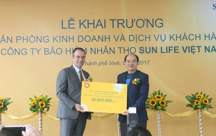 Ông Larry Madge, Tổng Giám đốc Sun Life Việt Nam trao tặng tấm séc tượng trưng cho Hội khuyến học tỉnh Nghệ An. Ảnh: Đinh Nguyệt