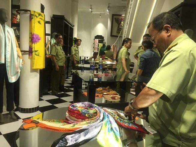 Lực lượng chức năng ngày 31-/10 đã kiểm tra cửa hàng Khaisilk tại 101 Đồng Khởi, quận 1, TP.HCM.