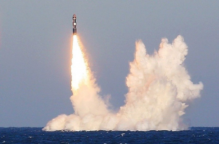 Hệ thống vũ khí chính của tàu là 16 tên lửa đạn đạo liên lục địa Bulava có khả năng mang theo 10 đầu đạn hạt nhân, bên cạnh đó nó còn được trạng các ngư lôi 533mm và tên lửa hành trình RPK-2 Vyuga. Nguồn ảnh: Sputnik