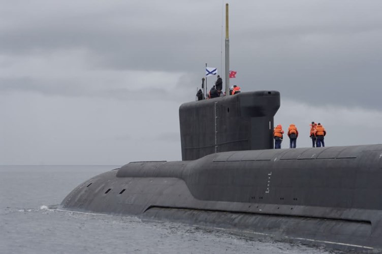 Dự kiến, tới năm 2018 phía Nga sẽ nhập biên chế liền một lúc hai chiếc tàu ngầm hạt nhân lớp Borei, năm 2019 một chiếc và năm 2020 hai chiếc cuối cùng. Điều này đồng nghĩa với việc, tới năm 2020, quy mô và sức mạng của Hải quân Nga chắc chắn sẽ có sự thay đổi lớn. Nguồn ảnh: Pinterest.