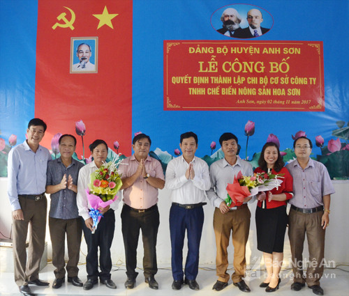 Ban Tổ chức Tỉnh ủy tặng hoa chúc mừng Chi bộ Công ty TNHH nông sản Hoa Sơn