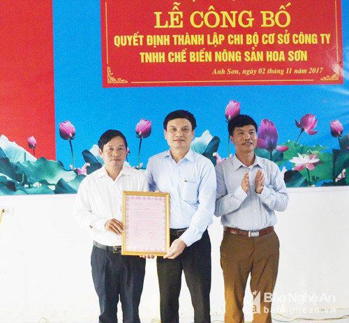Đồng chí Đặng Thanh Tùng- Bí thư Huyện ủy Anh Sơn trao Quyết định thành lập Chi bộ Công ty TNHH Hoa Sơn.