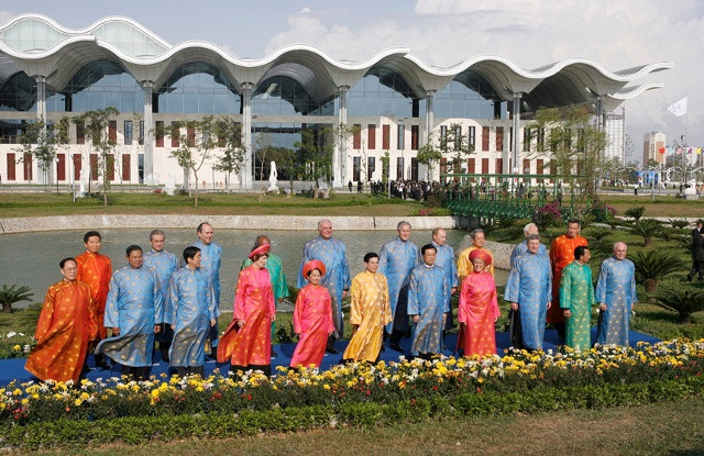 Các nguyên thủ chụp ảnh lưu niệm tại APEC 2006 ở Việt Nam.