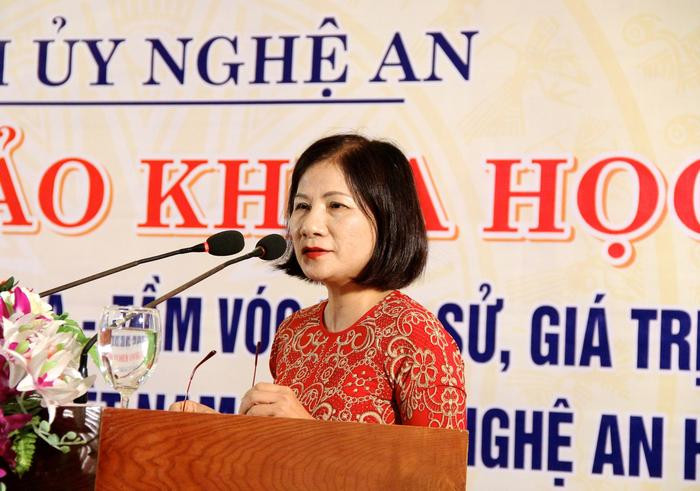 PGS.TS Bùi Thị Ngọc Lan, Học viện Chính trị Quốc gia Hồ Chí Minh trình bày bài tham luận 