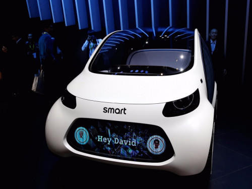 Chiếc xe thông minh của Mercedes có tên Vision EQ cũng lần đầu tiên tham gia triển lãm. Chiếc taxi robot này sẽ sử dụng màn hình bên ngoài để đón khách cũng như giao tiếp với con người.