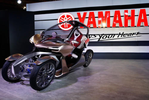 Yamaha cũng ra mắt một chiếc hybrid đa chức năng MWC-4. MWC-4 có hai bánh xe ở phía trước và một bánh xe ở phía sau, có thể dành cho hai người.