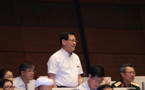 Phát biểu về đề án sách giáo khoa, đại biểu Nguyễn Hữu Cầu cho rằng chưa chắc chắn thì lùi nhưng không để phát sinh kinh phí. Ảnh: Thanh Loan