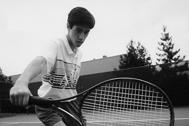 Ben Kaplan đang chơi tennis.