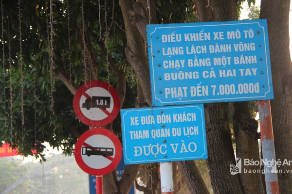 Các biển báo phụ mới được lắp đặt gần đây. Ảnh. Đình Hà.