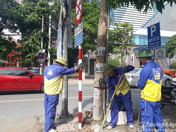 Trước đó, mất hơn nửa năm, TP Vinh mới cho triển khai lắp đặt biển báo giao thông. Ảnh. Tiến Hùng.