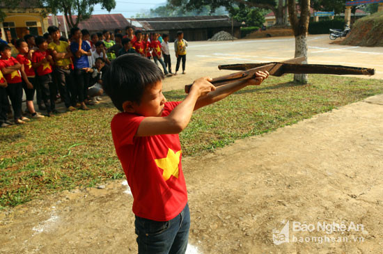 Một vận động viên nhí 11 tuổi trổ tài bắn nỏ. Ảnh: Đào Thọ