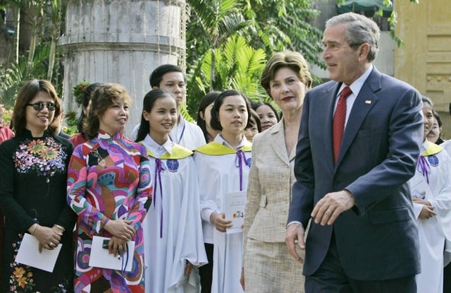 Cựu Tổng thống Bush và phu nhân Laura thăm nhà thờ Cửa Bắc tại Hà Nội tháng 11/2006. (Ảnh: White House)