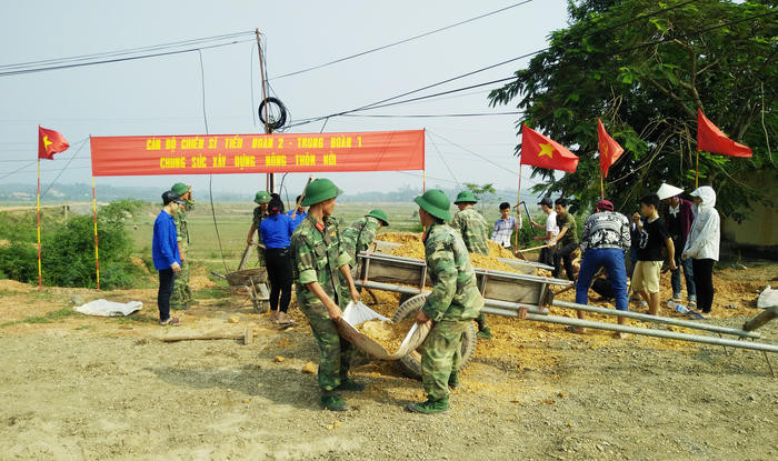 CBCS  Trung đoàn bộ binh 1 - Sư đoàn 324 phối hợp với cấp uỷ, chính quyền địa phương xã Hông Sơn (Đô Lương) tham gia xây dựng nông thôn mới. Ảnh: Lê Tường Hiếu