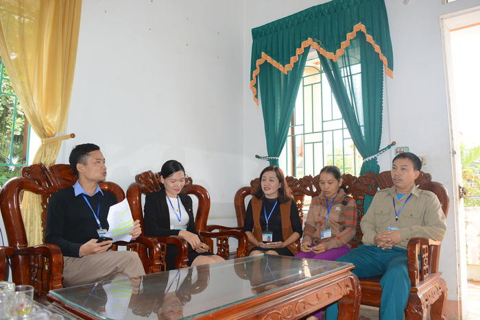 Bí thư Đảng ủy thị trấn Con Cuông (trái) trao đổi với cán bộ, đảng viên. Ảnh: Thu Giang