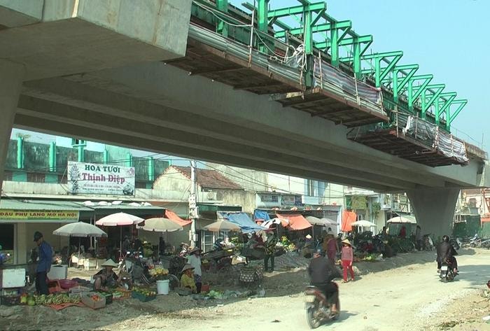 Các hộ bán hàng phía dưới chân cầu vượt đang thi công . Ảnh: Thiên Anh