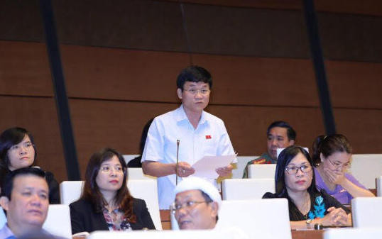 Đại biểu Trần Văn Mão - Phó Trưởng Đoàn ĐBQH tỉnh Nghệ An phát biểu thảo luận tại hội trường sáng 3/11. Ảnh: Loan Xinh