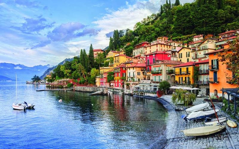   Hồ Como, Italy: Nam tài tử George Clooney, người từng 2 lần giành giải Oscar luôn bận rộn với kế hoạch làm việc nhưng vẫn dành thời gian nghỉ ngơi cùng vợ. Cặp vợ chồng này sở hữu một số căn nhà, trong đó có 2 biệt thự sang trọng ở hồ Como, Italy.  Theo Celebrity Net Worth, ông thường ở tại biệt thự Oleandra bên hồ Como 4 tháng/năm. Căn biệt thự này được George Clooney mua năm 2011 với giá 10 triệu USD.