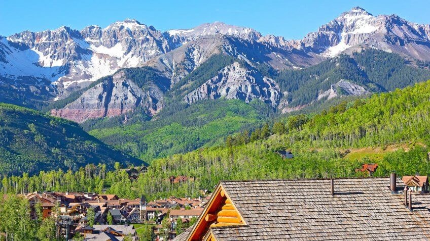 Telluride,Colorado: Các đại gia giàu có và người nổi tiếng không chỉ chọn những vùng nhiệt đới để thư giãn. Nữ CEO của hãng HP, bà Meg Whitman thích lên núi để nghỉ ngơi. Tỷ phú này sở hữu khu nghỉ dưỡng trượt tuyết nằm quanh hồ Alta ở Colorado, Mỹ. Theo Denver Post, bà Meg đã chi 20 triệu USD để mua lại khu nghỉ dưỡng này năm 2005             