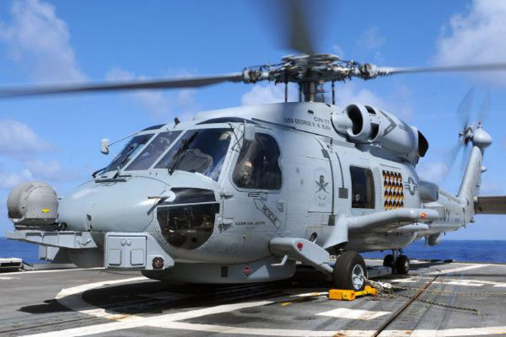 Nhiệm vụ chính của MH-60R Seahawk là săn ngầm và chống hạm (chống tàu mặt nước). Ảnh: military.
