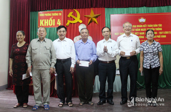 Ủy ban MTTQ phường Trường Thi trao thưởng cho các đoàn thể xuất sắc của khối 4. Ảnh: Mai Hoa