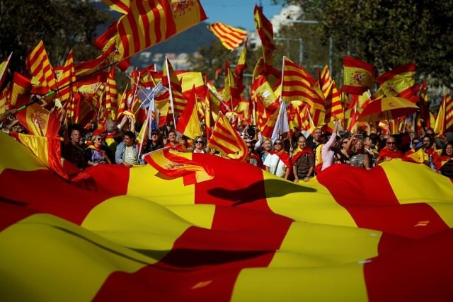Những người ủng hộ đoàn kết tham gia một cuộc biểu tình ở trung tâm Barcelona, Tây Ban Nha. Ảnh: Reuters
