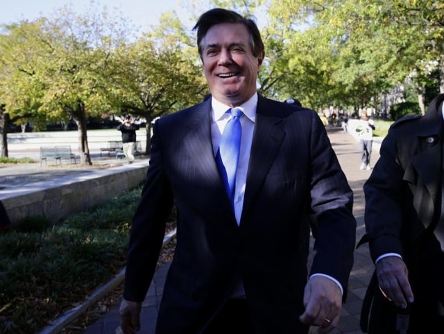 Người quản lý chiến dịch của cựu Tổng thống Trump, Paul Manafort, khởi sự tại Toà án quận của Hoa Kỳ sau khi có phiên điều trần với cáo buộc đầu tiên từ một cuộc điều tra đặc biệt về việc can thiệp vào Nga trong cuộc bầu cử tổng thống năm 2016 ở Washington.