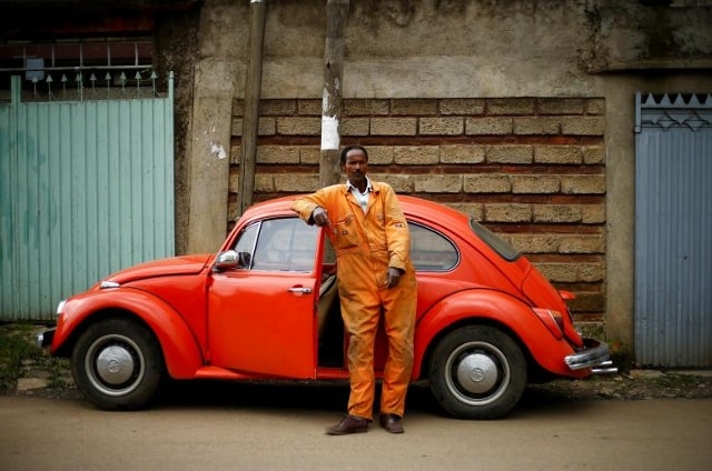 Ishetu Kinfe, 59 tuổi, một thợ cơ khí, đứng bên cạnh chiếc xe Volkswagen Beetle năm 1965 tại một nhà để xe ở Addis Ababa, Ethiopia. Ông đã lái chiếc xe trong 19 năm. Kinfe cho biết: