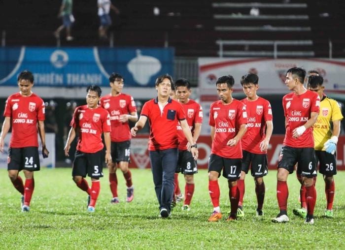 Thầy trò HLV Nguyễn Minh Phương thất vọng sau trận thua 0 - 2 trước FLC Thanh Hóa. Ảnh: Internet