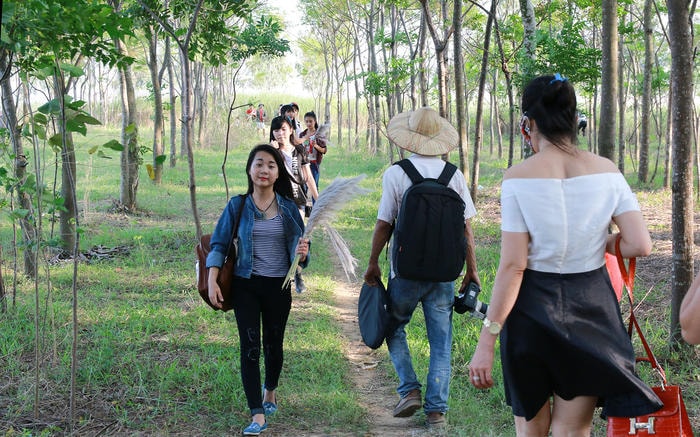 Tranh thủ ngày nắng cuối tuần đến với đồng cỏ lau là lựa chọn của nhiều người, đăc biệt là các bạn trẻ. Ảnh: Sách Nguyễn