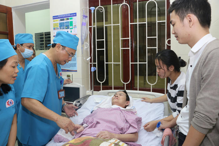 GS.TS.BS Nguyễn Văn Chương thăm khám cho bệnh nhân bị chấn thương sọ não. Ảnh: Lâm Tùng