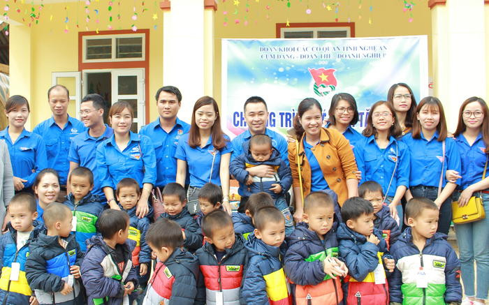 Đoàn tặng quà cho trẻ em xã Châu Phong. Ảnh: Nga Nga