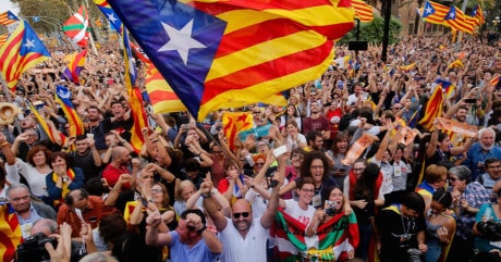 Hàng trăm nghìn người dân Catalonia xuống đường ăn mừng sau tuyên bố độc lập.