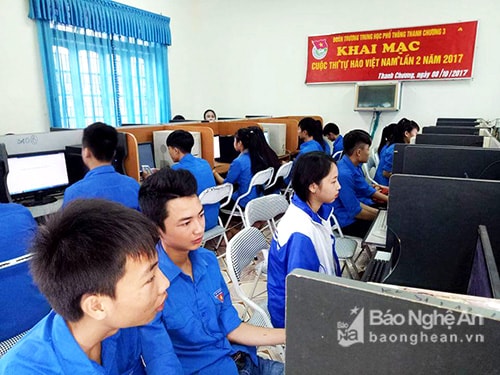 Học sinh trường THPT Thanh Chương 3 tham gia cuộc thi “Tự hào Việt Nam” . Ảnh: Huy Thư