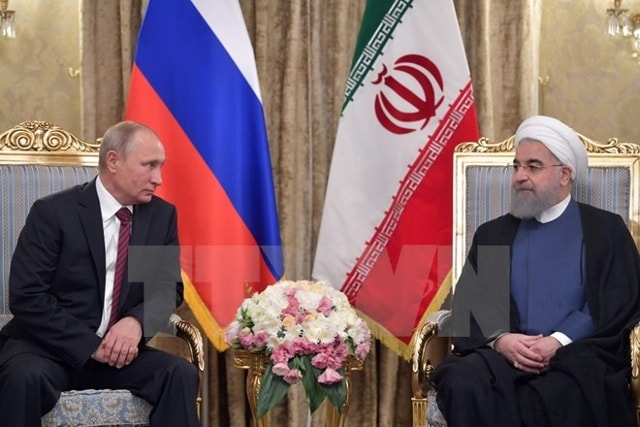 Tổng thống Iran Hassan Rouhani (phải) và Tổng thống Nga Vladimir Putin trong cuộc gặp tại Tehran ngày 1/11. (Nguồn: AFP/TTXVN)