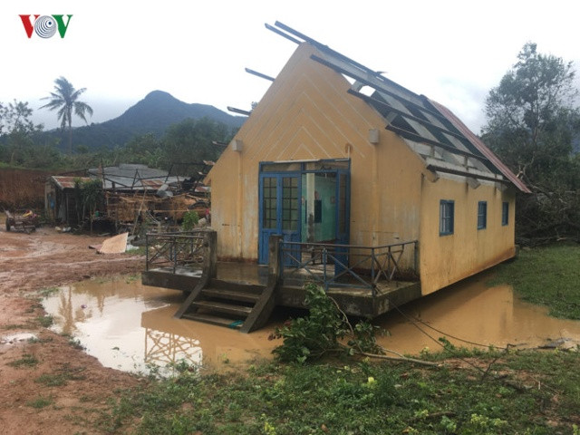 Nhà sinh hoạt cộng đồng cũng bị tốc mái, ngập nước.