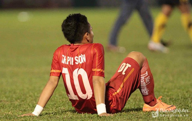 Khi còn thi đấu trong thành phần U21 SLNA và U21 Quốc gia, Mái tóc của Phi Sơn đã khá đặc trưng...