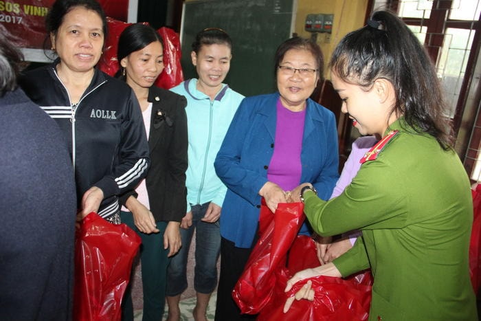  Các suất quà tuy nhỏ nhưng có ý nghĩa động viên tinh thần các em tại Làng SOS Vinh. Ảnh: Thiên Thiên