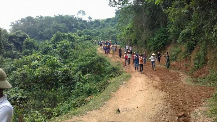 Hơn 100 người đã đào đắp, tu sửa 2km đường từ bản Cống đến bản Liên Hương thuộc xã Cam Lâm. Ảnh: Bá Hậu