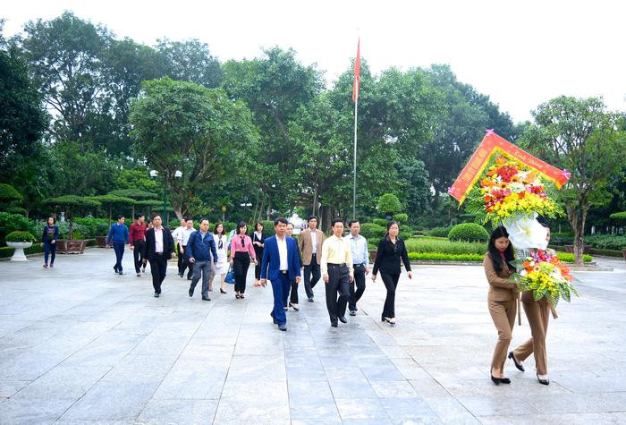 Đoàn công tác dâng hoa tại Khu di tích Kim Liên.