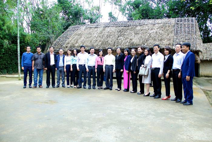 Các thành viên trong đoàn công tác chụp ảnh lưu niệm cùng lãnh đạo tỉnh Nghệ An tại quê ngoại Bác Hồ.