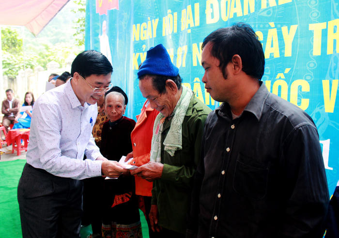 Đồng chí Nguyễn Văn Thông trao 10 suất quà cho 10 hộ nghèo có hoàn cảnh đặc biệt khó khăn của bản Sơn Hà