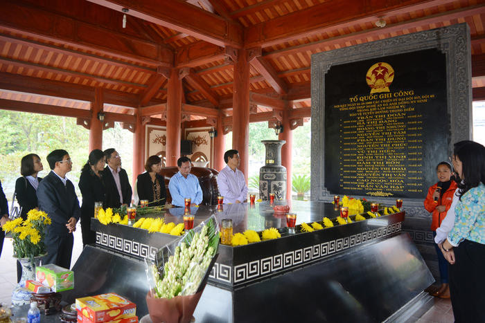 Đoàn công tác hành hương về Khu di tích lịch sử Truông Bồn, nghe thuyết minh giới thiệu về những chiến công của các anh, các chị TNXP trên 