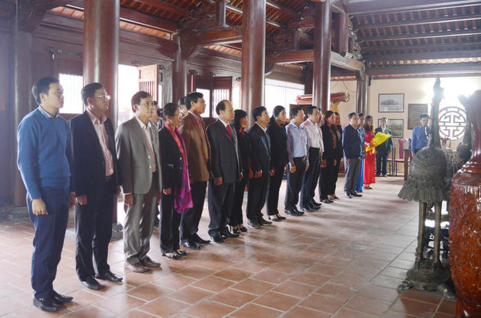 Đoàn công tác làm lễ tưởng niệm Tổng Bí thư Lê Hồng Phong tại Khu di tích ở xã Hưng Thông, huyện Hưng Nguyên. Ảnh: PV