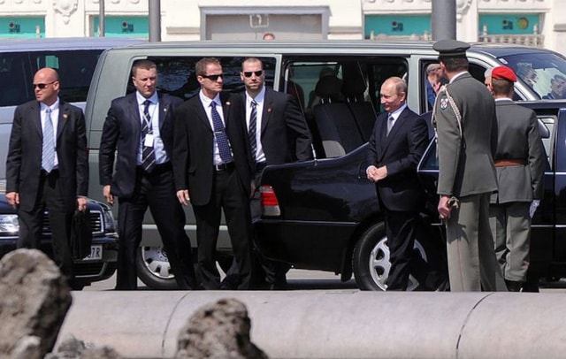 Ông Putin cùng dàn vệ sĩ trong một lần xuất hiện tại Vienna (Áo) năm 2014.  Ảnh: TASS