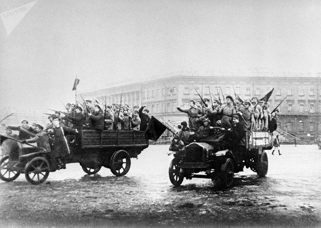 Đội thủy thủ vũ trang và binh lính kéo về tràn ngập Cung điện Mùa đông những ngày tháng 10/1917. Ảnh: Sputnik