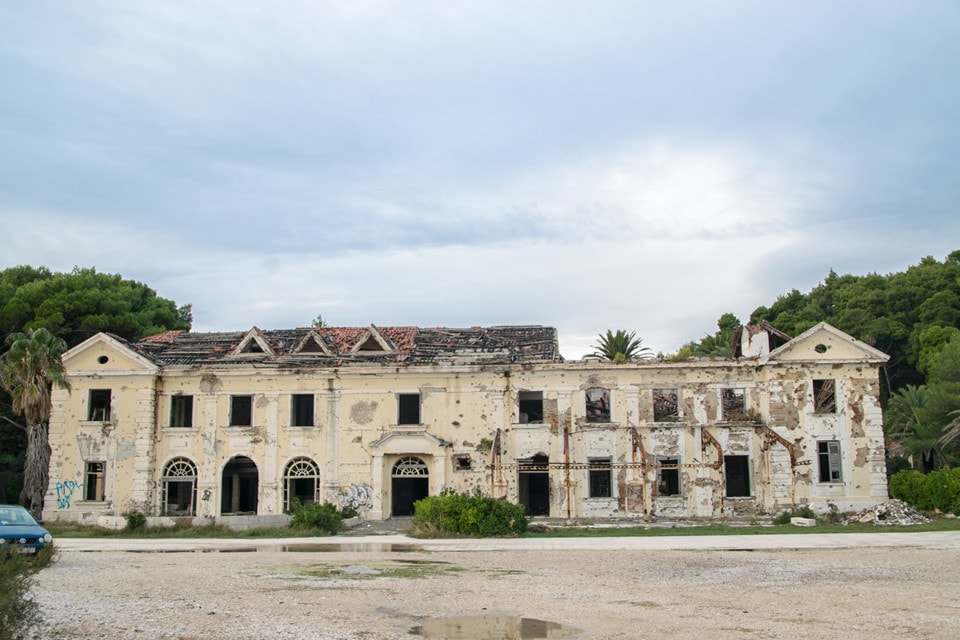 Khách sạn Grand Kupari, Kupari, Croatia: Là khu nghỉ mát quân sự cũ được xây dựng cho tầng lớp ưu tú của quân đội Nam Tư cũ và gia đình họ. Sau đó, 4 khách sạn khác cũng được xây dựng xung quanh Grand Kupari. Đến nay, dù các khách sạn đã bị phá bỏ để xây dựng công trình khác, Grand vẫn được bảo vệ và giữ gìn như một tòa nhà lịch sử. Ảnh: Myradiantcity.