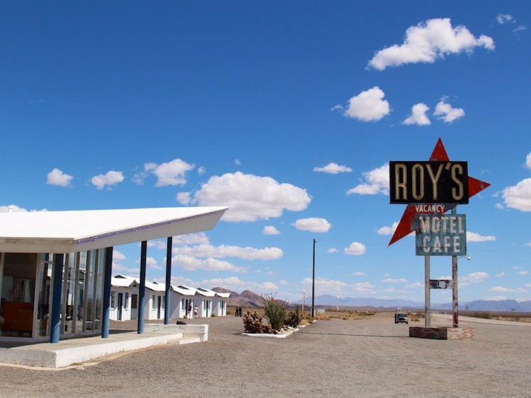 Roy’s Motel Café, Amboy, California, Mỹ: Nằm ở Amboy, California, trên xa lộ 66 lịch sử, Roy's Motel Cafe từng xuất hiện trong nhiều bộ phim như The Hitcher và Southbound. Roy mở cửa vào năm 1938 và có khoảng 70 nhân viên trong thời kỳ hoàng kim nhất. Tuy nhiên, khi Interstate 40 mở cửa vào năm 1972, khu vực này dần bị lãng quên và bỏ hoang. Năm 2008, quán cà phê và trạm xăng đã được mở cửa trở lại, tuy nhiên, khu nhà nghỉ vẫn tiếp tục đóng cửa. Ảnh: Flickr/Roy's Motel và Cafe.