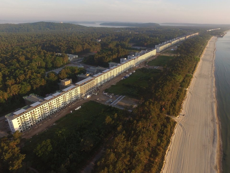 Prora, Rügen , Đức: Là khu nghỉ mát dài gần 5 km tại đảo Rügen của Đức trên vùng biển Baltic. Khu nghỉ mát khổng lồ bên bờ biển được xây dựng dành cho các thành viên của Gestapo cũng như công nhân Đức từ năm 1936, 3 năm trước khi Adolf Hitler đem quân xâm lược Ba Lan. Dự án đã dừng lại từ khi Chiến tranh thế giới II bắt đầu cho đến gần đây. Hiện nay, Prora được chuyển đổi thành khu nghỉ mát sang trọng. Ảnh: Getty/Sean Gallup.