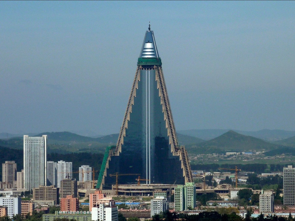 Khách sạn Ryugyong, Bình Nhưỡng, Triều Tiên: Có 105 tầng và hình dạng kim tự tháp nổi bật giữa thủ đô Triều Tiên. Khách sạn bắt đầu được xây dựng vào năm 1989 với thiết kế khoảng 3.000 phòng. Tuy nhiên, sau nhiều lần tạm dừng xây dựng, hiện nay khách sạn vẫn còn dang dở và chưa mở cửa. Ảnh: Reuters.